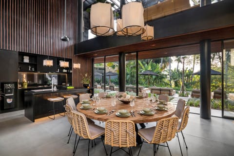 Kitchen or kitchenette, Seating area, Dining area