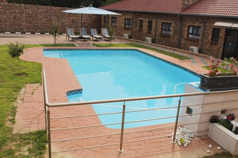Property building, Day, Garden, Garden view, Pool view, Swimming pool, sunbed