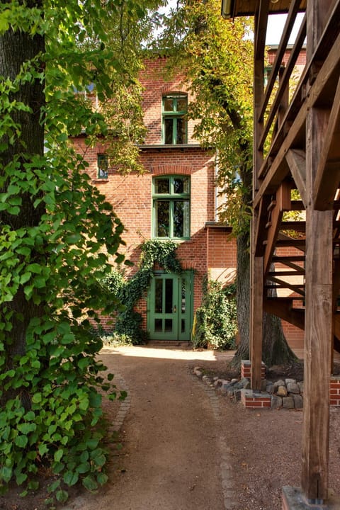 Facade/entrance