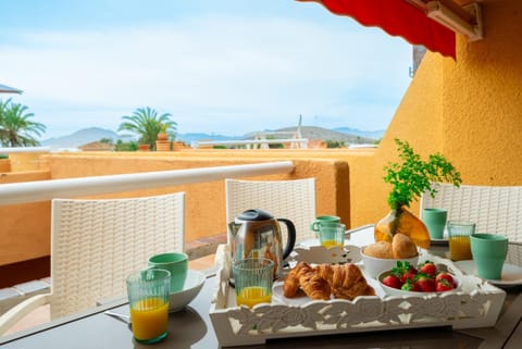 Natural landscape, View (from property/room), Balcony/Terrace, Dining area