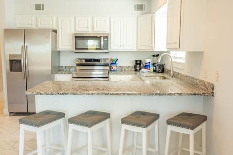 Kitchen or kitchenette, Dining area, minibar, stove