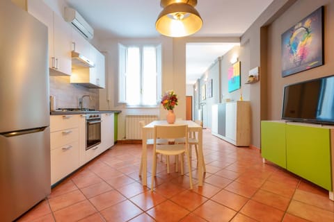 TV and multimedia, Kitchen or kitchenette, Living room, Photo of the whole room, Seating area, Dining area, pet friendly