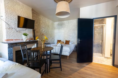 Property building, Bed, TV and multimedia, Dining area
