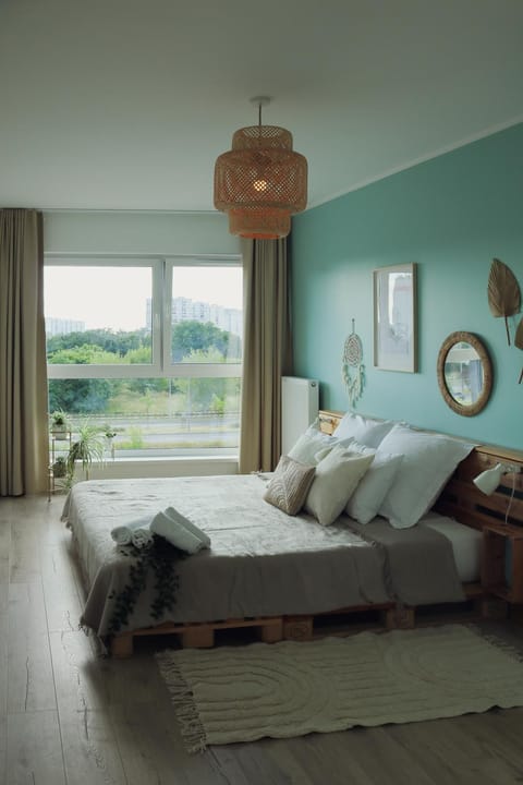 Bed, Photo of the whole room, Bedroom, City view, towels