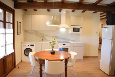 Kitchen or kitchenette, Dining area, minibar, pet friendly, stove
