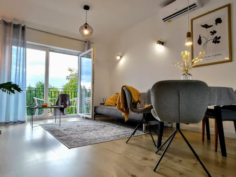Living room, Seating area, Dining area, air conditioner