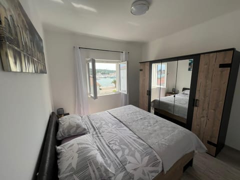 Bed, Day, Photo of the whole room, Bedroom, Time of day