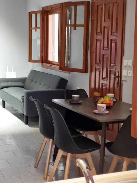 Seating area, Dining area