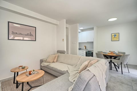 Kitchen or kitchenette, Living room, Seating area, Dining area