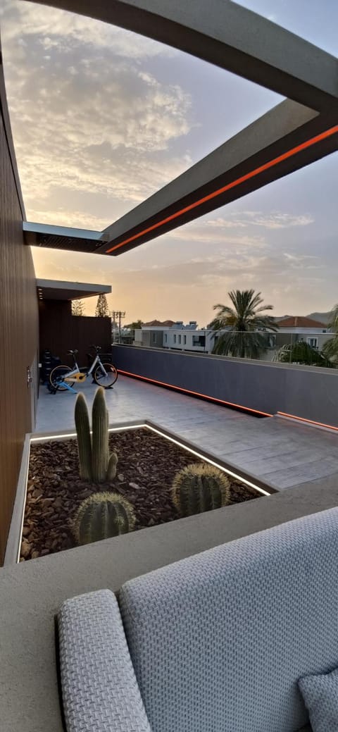 View (from property/room), Balcony/Terrace, Living room