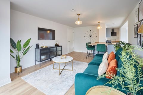 TV and multimedia, Kitchen or kitchenette, Living room, Seating area, Dining area