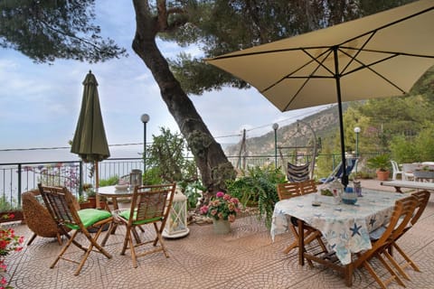Property building, Balcony/Terrace, Living room
