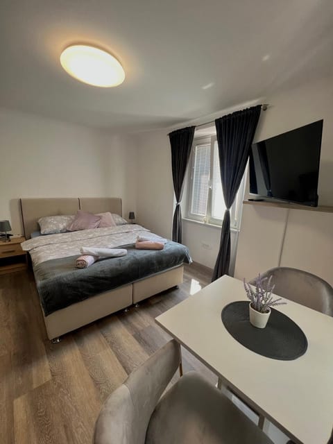 Communal lounge/ TV room, Bed, TV and multimedia, Photo of the whole room, Bedroom