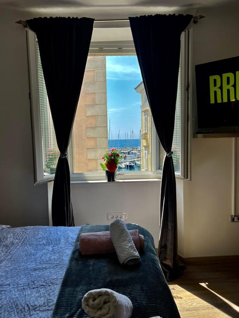 Bed, TV and multimedia, Bedroom, Sea view, towels