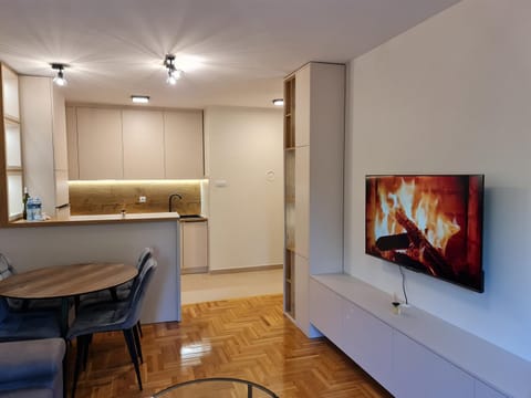 TV and multimedia, Kitchen or kitchenette, Living room, Seating area, Dining area