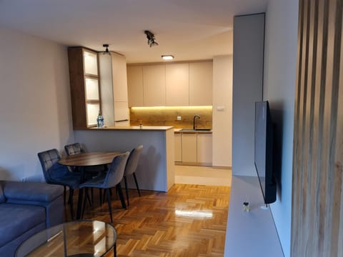 TV and multimedia, Kitchen or kitchenette, Living room, Seating area, Dining area