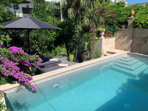 Property building, Day, Garden, TV and multimedia, Garden view, Pool view, Swimming pool, Quiet street view, sunbed
