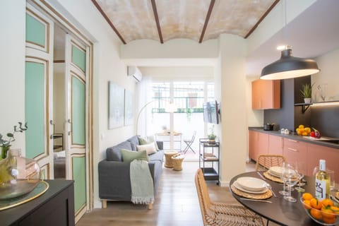 Kitchen or kitchenette, Living room, Food and drinks, Dining area