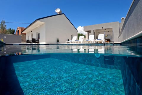 Swimming pool, Swimming pool