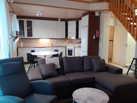 Kitchen or kitchenette, Living room, Seating area, Dining area, minibar, pet friendly, stove