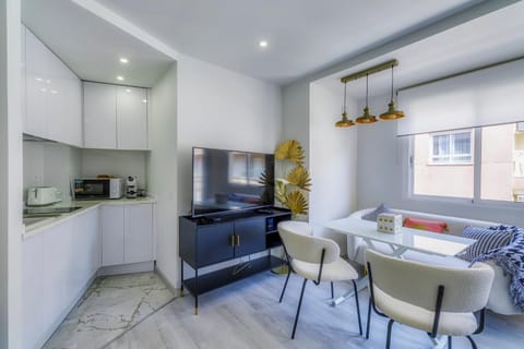 Living room, Seating area, Dining area, minibar, pet friendly, stove, toaster
