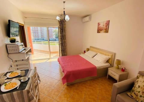 Bed, TV and multimedia, Kitchen or kitchenette, Living room, Photo of the whole room, Dining area, minibar, air conditioner