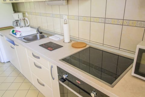 Coffee/tea facilities, Kitchen or kitchenette, Dining area