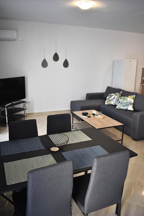 Living room, Seating area, Dining area, Evening entertainment, air conditioner