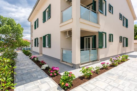 Property building, Day, Garden, Garden view