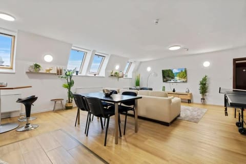TV and multimedia, Living room, Seating area, Dining area