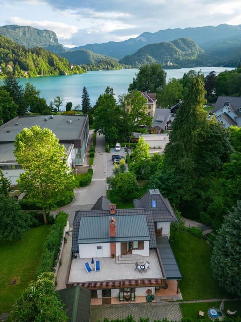 Property building, Nearby landmark, Neighbourhood, Natural landscape, Bird's eye view, Lake view, Mountain view, Location