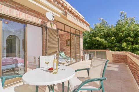 Property building, Balcony/Terrace, Living room