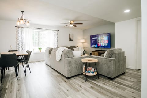 Communal lounge/ TV room, TV and multimedia, Living room, Seating area, Evening entertainment