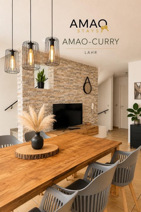 Communal lounge/ TV room, TV and multimedia, Dining area, Evening entertainment, Text overlay
