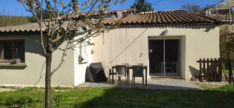 Patio, People, BBQ facilities, Garden, View (from property/room), Guests, Garden view, children, Family, internet