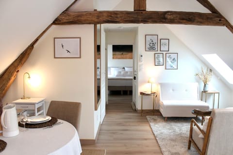 Bed, Living room, Photo of the whole room, Seating area, Dining area, Bedroom