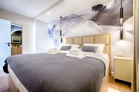 Bed, Bedroom, towels