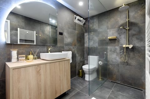 Shower, Toilet, Bathroom, towels