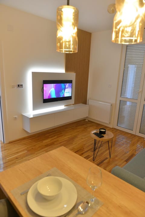 TV and multimedia, Living room, Seating area, Dining area