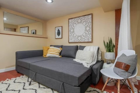 #StayInMyDistrict Woodlawn Eclectic -Walk to Dekum Apartment in Portland