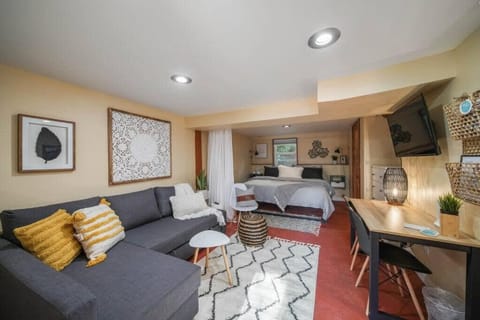 #StayInMyDistrict Woodlawn Eclectic -Walk to Dekum Apartment in Portland