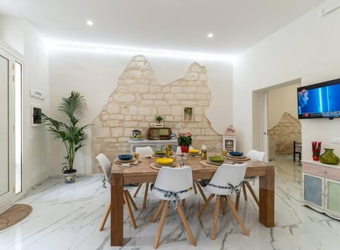 TV and multimedia, Living room, Dining area