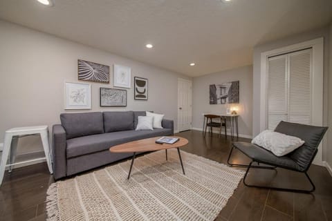 #StayInMyDistrict Piedmont Near Parks and Shopping Apartment in Vancouver