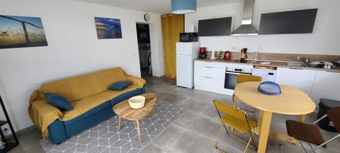TV and multimedia, Coffee/tea facilities, Kitchen or kitchenette, Living room, dishwasher, minibar, pet friendly, stove, toaster