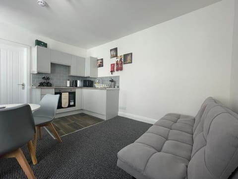 Bed, Kitchen or kitchenette, Dining area, minibar, pet friendly, stove