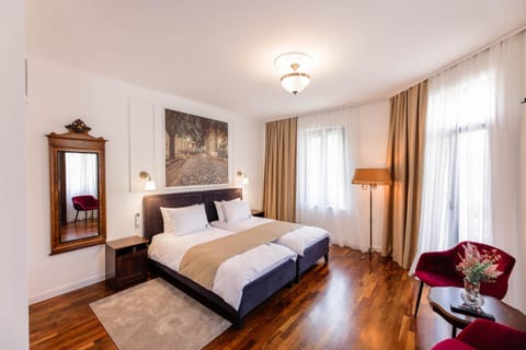 Bed, Photo of the whole room, Seating area, Bedroom