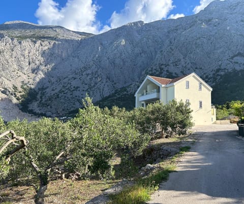 Property building, Spring, Day, Natural landscape, Mountain view