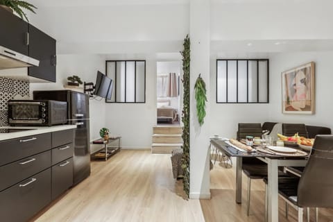 Kitchen or kitchenette, Living room, Seating area, Dining area, oven, stove, toaster