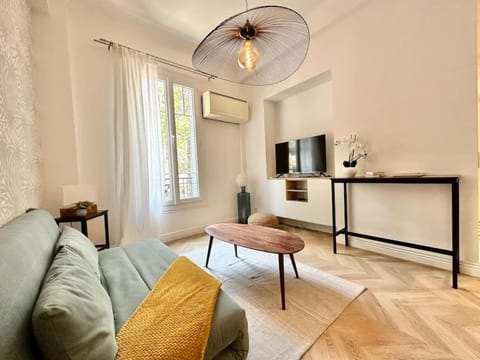 Communal lounge/ TV room, Living room, Seating area, air conditioner