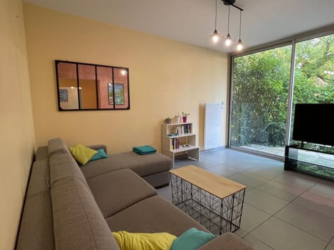 Aix-les-Bains T3 avec terrasse, parking et animaux permis - FR-1-555-91 Apartment in Aix-les-Bains